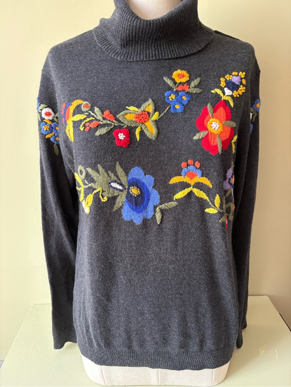 Gabby Isabella Charcoal Turtleneck soft Sweater Multicolor Floral Embroidery M